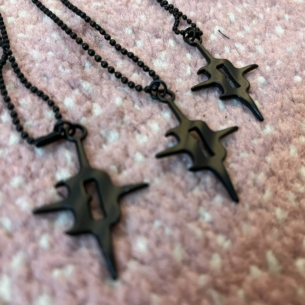 Darker Wavs necklace - black